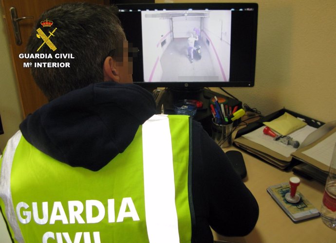 Un agente de la Guardia Civil observa el vídeo de uno de los robos