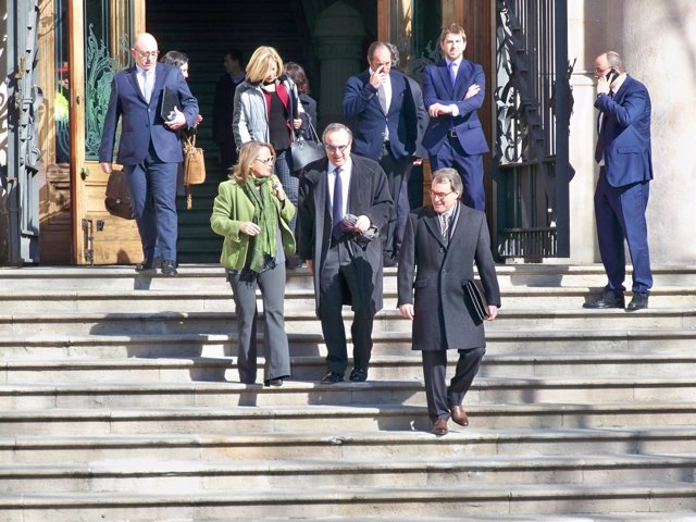 Artur Mas, Helena Rakosnik, Joana Ortega y abogados saliendo del juicio del 9N