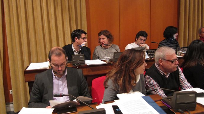 Pedro García conversa con Alba Doblas al fondo en el Pleno