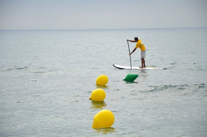 Paddel Surf en la playa de fuengirola (Málaga) deporte náutico