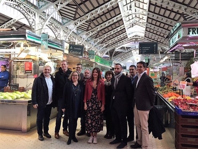 Sandra Gómez y representantes del sector turístico valenciano