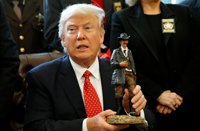 Trump defiende su decreto migratorio y dice que peleará por él "a través del sistema"