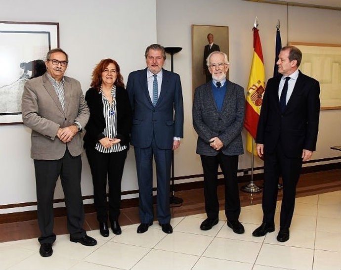 Representantes de la plataforma Seguir Creando con el ministro Méndez de Vigo