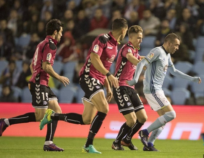 Aspas, perseguido por varios jugadores del Alavés