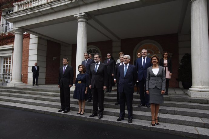 Foto de familia de los nuevos ministros con Mariano Rajoy en Moncloa
