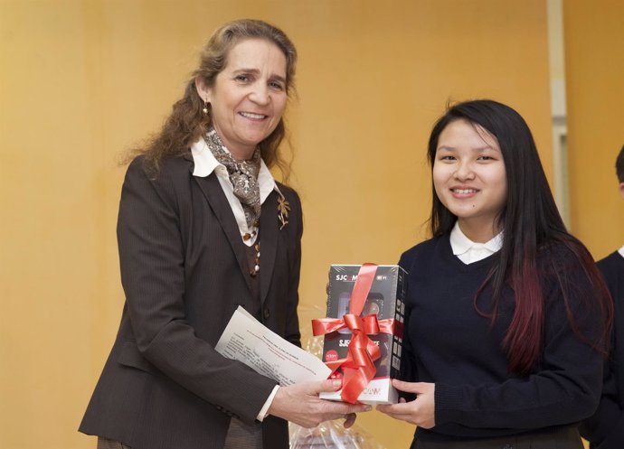 La Infanta Elena entrega a una alumna madrileña el Primer Premio del Concurso de