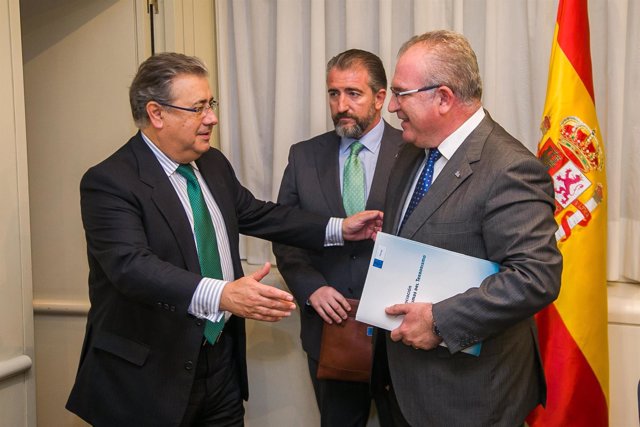 Juan Ignacio Zoido y el presidente de la AVT, Alfonso Sánchez