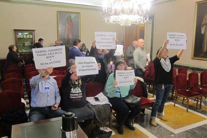 Miembros del Movimiento Villa Magdalena en el Pleno municipal de Oviedo