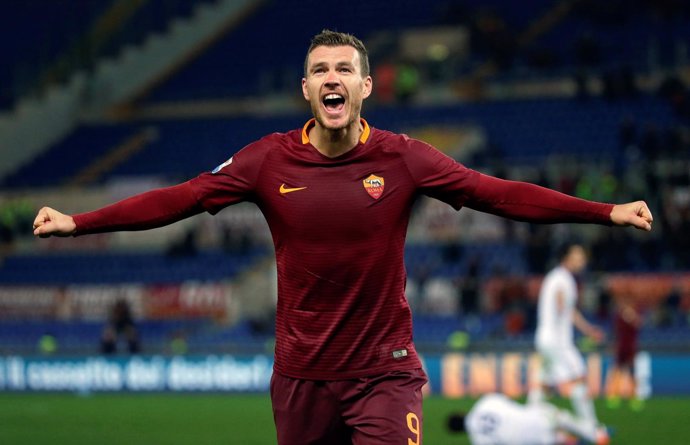 Edin Dzeko celebra un gol con la Roma