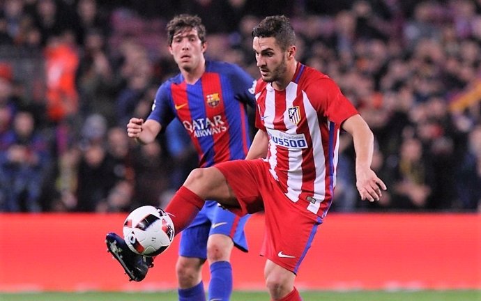 Koke ante Sergi Roberto en un Barça-Atleti