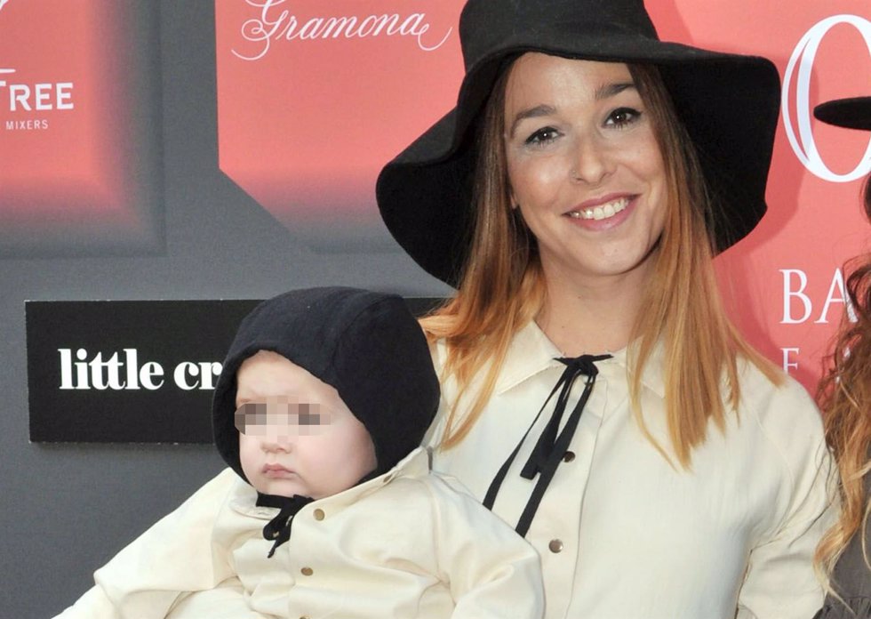 La cantante Beth junto a su hijo pequeño/Europa Press