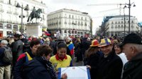 Colombianos residentes en el extranjero protestan por el coste de su pasaporte