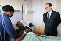 Hollande visita en el hospital al joven agredido por un policía a las afueras de París