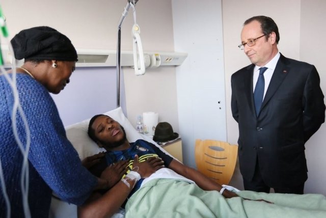 Hollande visita a Théo, agredido por policías