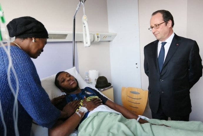 Hollande visita Théo, agredit per policies