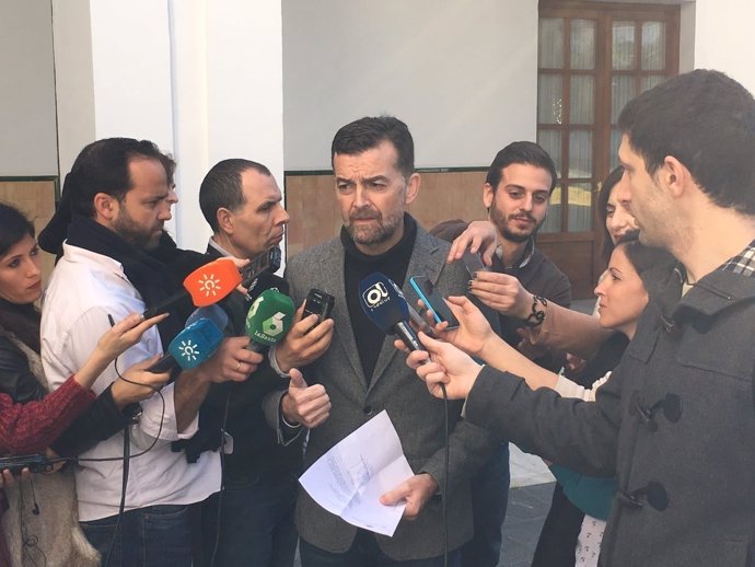 Antonio Maíllo, coordinador general de IULV-CA, en los pasillos del Parlament