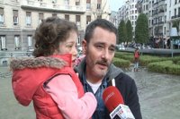 Padres de una niña bilbaína con síndrome Donahue piden revisar la supresión de ayudas para fisioterapia