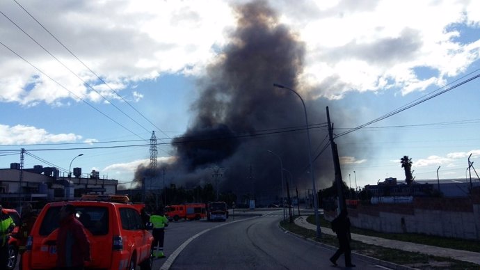 Imagen del incendio en la fábrica de Paterna