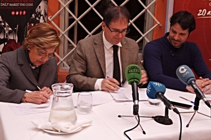 Responsables del Grupo Cabezas Romero y Cáritas durante la firma del convenio