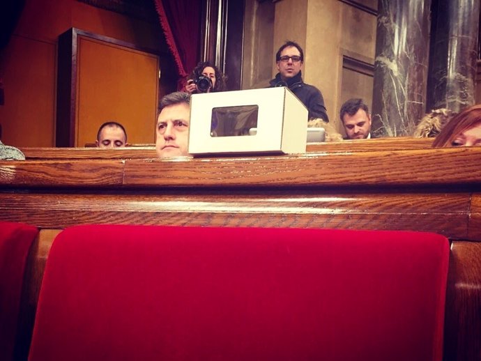 JxSí coloca una urna en el Parlament homenaje a I.Rigau durante el juicio del 9N