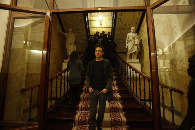 Iñigo Errejón en los pasillos del Congreso