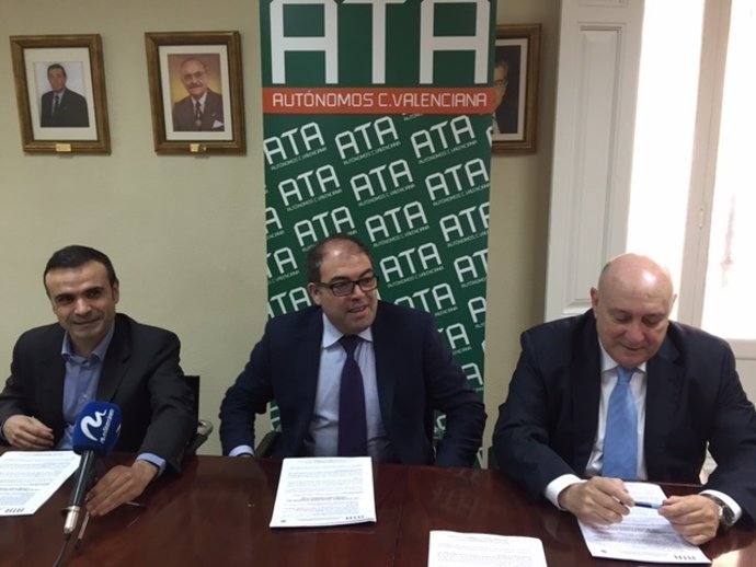 El presidente de ATA, Lorenzo amor, junto al de la Comunitat, Rafael  Pardo