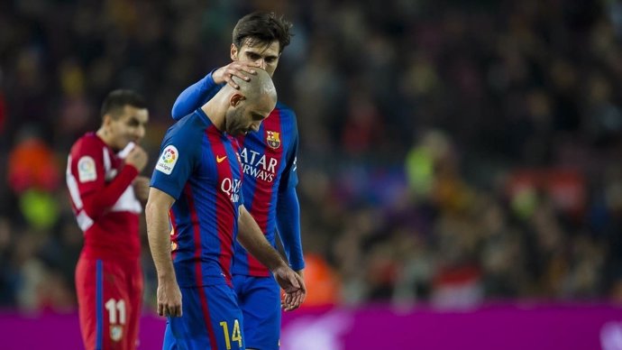 André Gomes consuela a su compañero del FC Barcelona Javier Mascherano