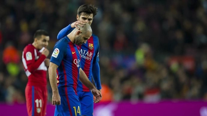 André Gomes consola el seu company del FC Barcelona Javier Mascherano