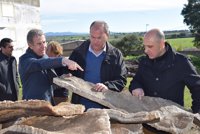 Monago pide a la Junta más apoyo a la industrialización del sector del corcho extremeño