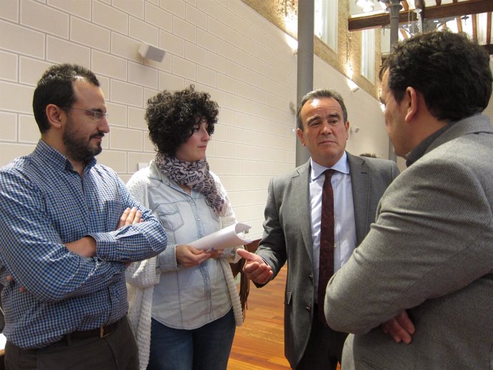 Sánchez Quero junto a dos diputados de En Común, antes del pleno de la DPZ