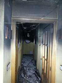 La Policía Local salva a dos ancianos atrapados en el incendio de su piso en Valencia