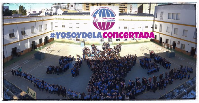 Alumnos de las Salesianas de Nervión forman la figua de la mano abierta de ECA.