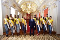 El alcalde de Las Palmas de Gran Canaria conoce a las aspirantes a Reina del Carnaval