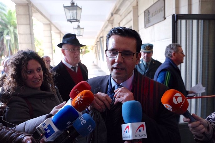 Francisco Cuenca, alcalde de Granada, atiende a los medios al llegar al juzgado