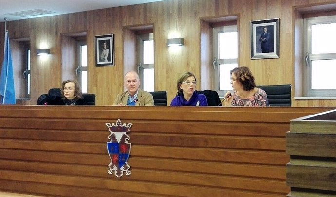 El delegado de Vivienda, Joaquín Jiménez, en una reunión con alcaldes