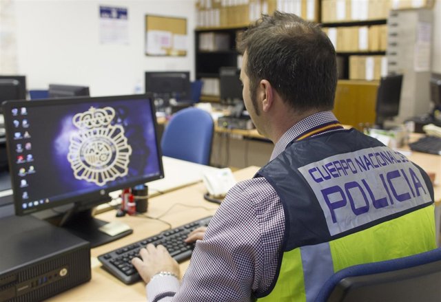 Jefe de grupo de la UDEF frente al ordenador, policía nacional, agente