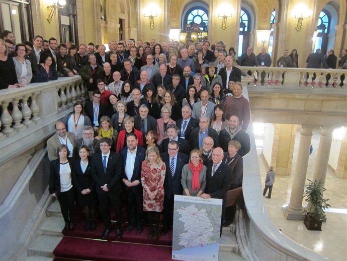 El pte.C.Puigdemont amb diputats i defensors de la vegueria del Penedès