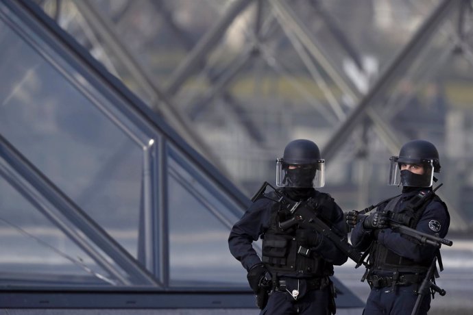 Policías de Francia vigilan la zona cercana al Louvre tras abatir a un hombre 