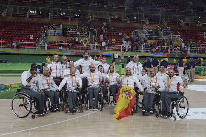 La selección española de baloncesto en silla de ruedas con su plata