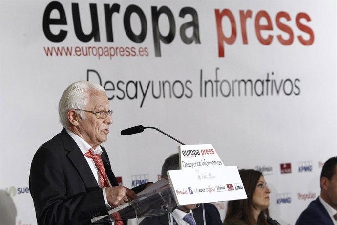 El padre Ángel presenta a Emiliano García-Page en los Desayunos de Europa Press