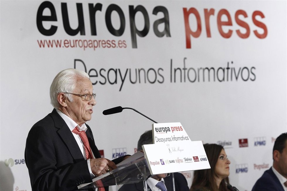 El padre Ángel presenta a Emiliano García-Page en los Desayunos de Europa Press