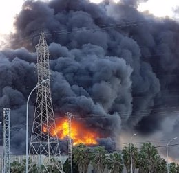 Columna de humo en el incendio de Paterna
