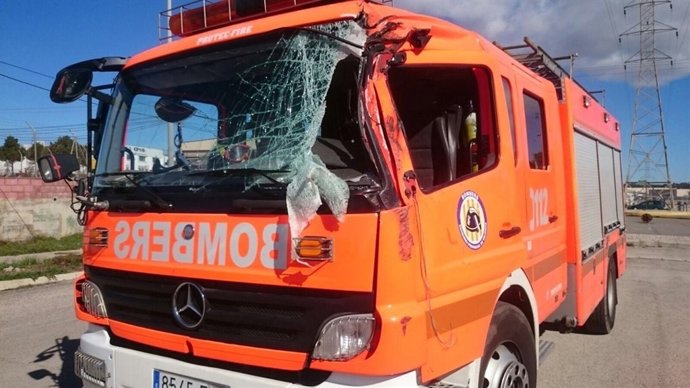 Así quedó el vehículo de bomberos al que impactó un bidón en el incendio de Pate