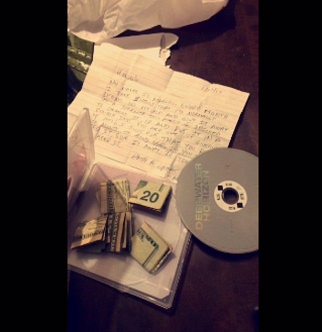 Una mujer encontró una nota y 100 dólares en un DVD