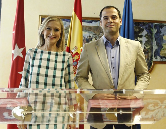 Cristina Cifuentes e Ignacio Aguado tras la firma del acuerdo