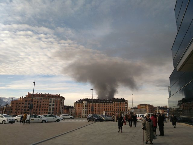 Columna de humo provocado por un incendio en Avenida Pumarín. 