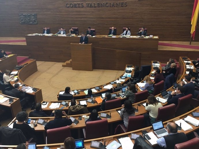 El presidente Puig en la tribuna de las Corts