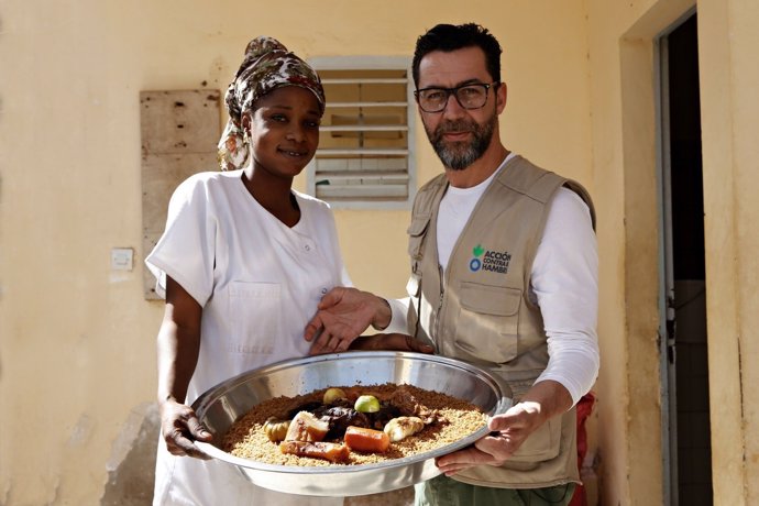 El chef aprendió a cocinar un plato típico senegalés