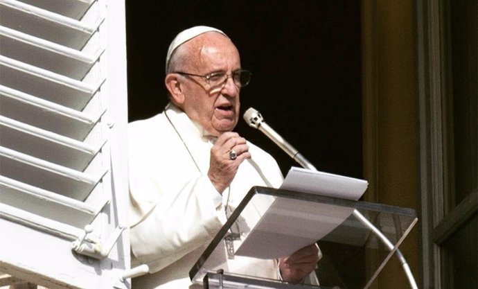 El Papa Francisco desde el balcón de su despacho en El Vaticano