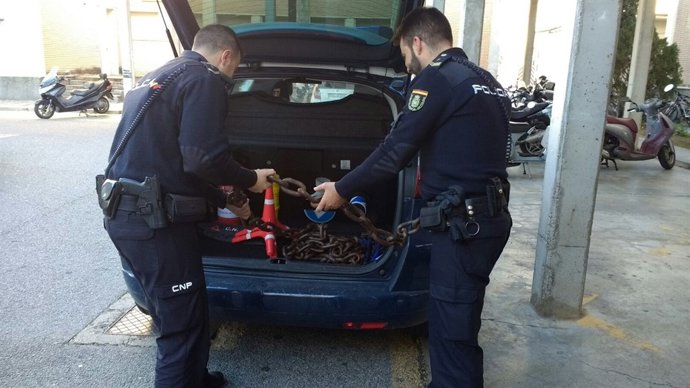 Dos policías recuperan la cadena sustraida de la Catedral de Sevilla